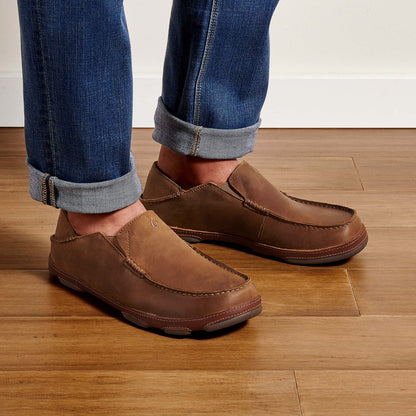 OluKai Signature - Moloā Men's Leather Slip On Shoes - Ray / Toffee