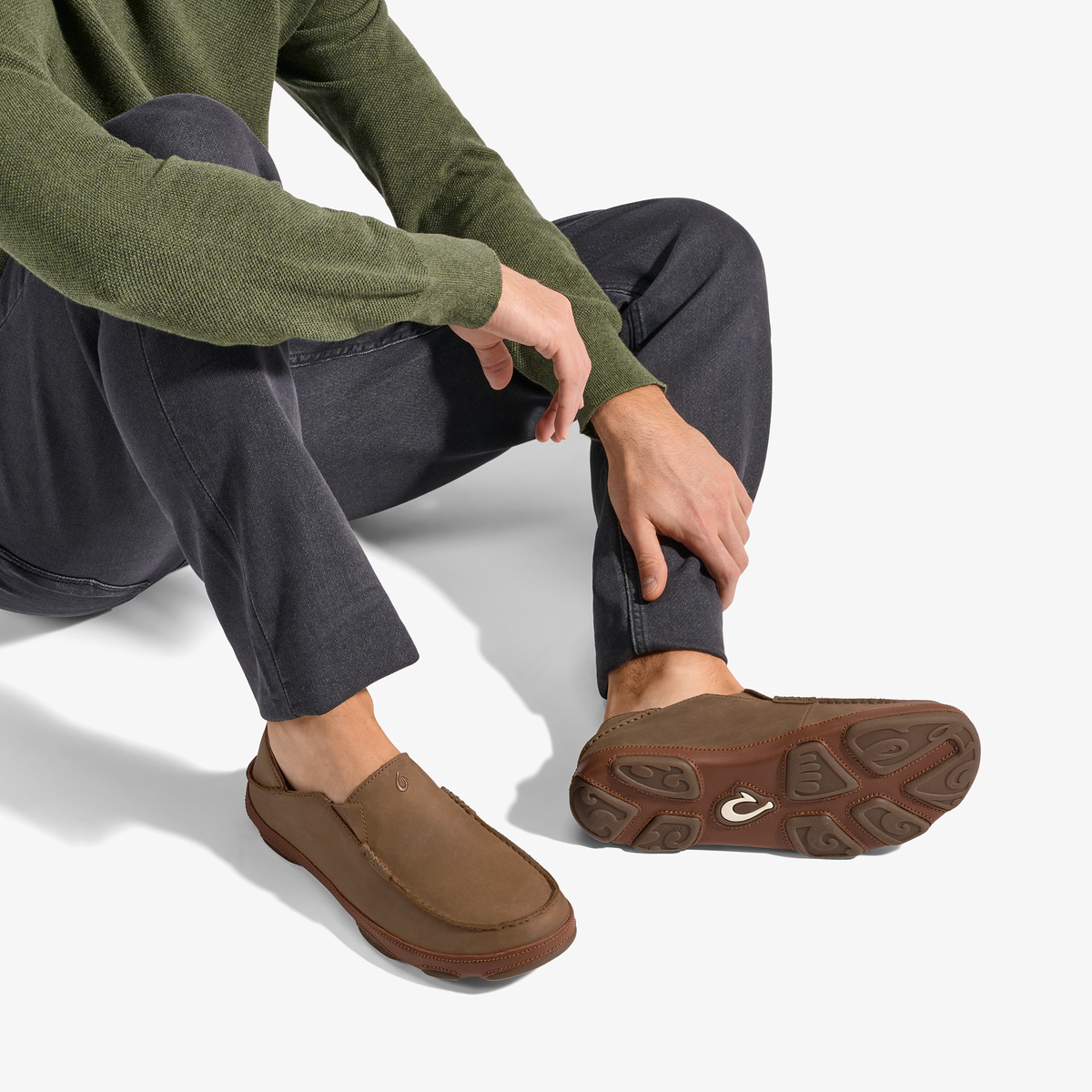 OluKai Signature - Moloā Men's Leather Slip On Shoes - Ray / Toffee