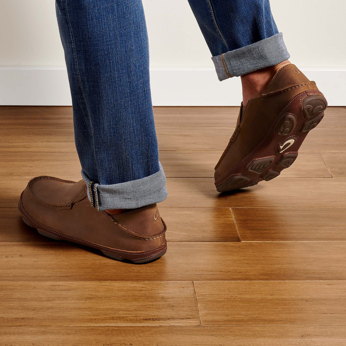 OluKai Signature - Moloā Men's Leather Slip On Shoes - Ray / Toffee