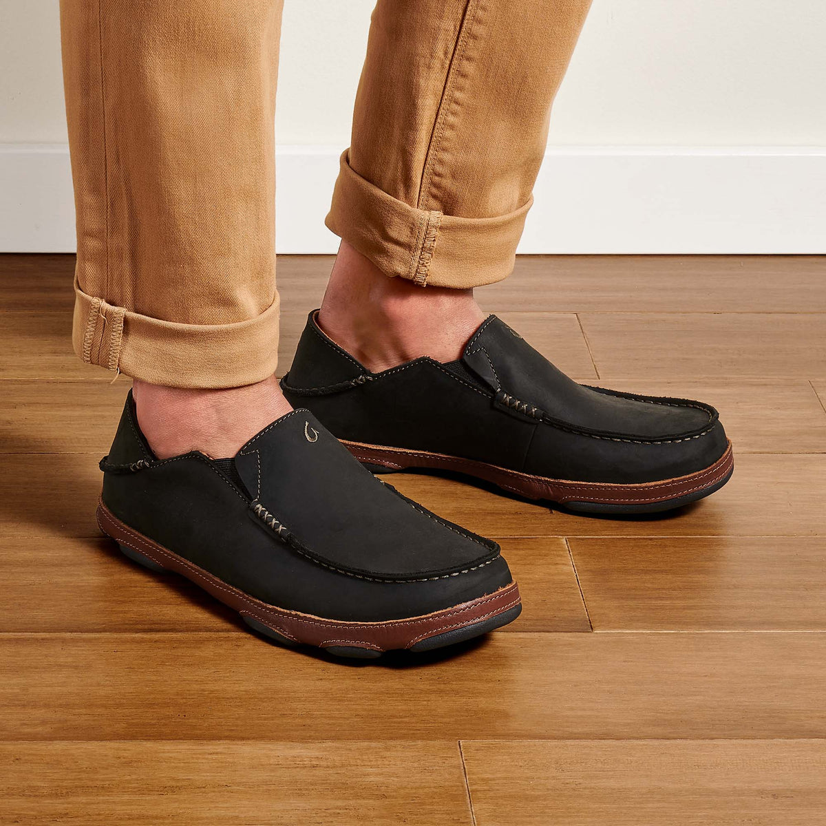 OluKai Value - Moloā Men's Leather Slip On Shoes - Black / Toffee