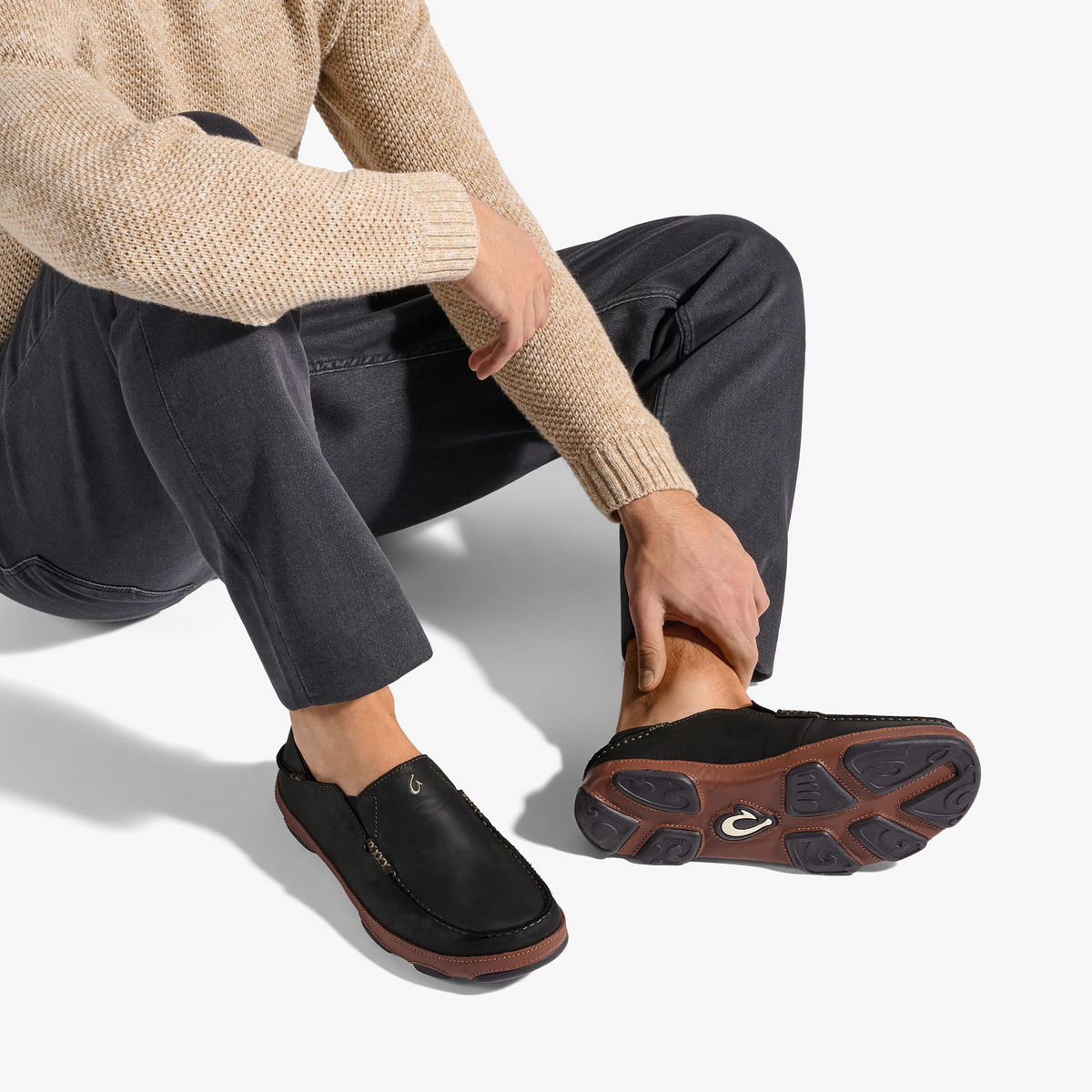 OluKai Value - Moloā Men's Leather Slip On Shoes - Black / Toffee