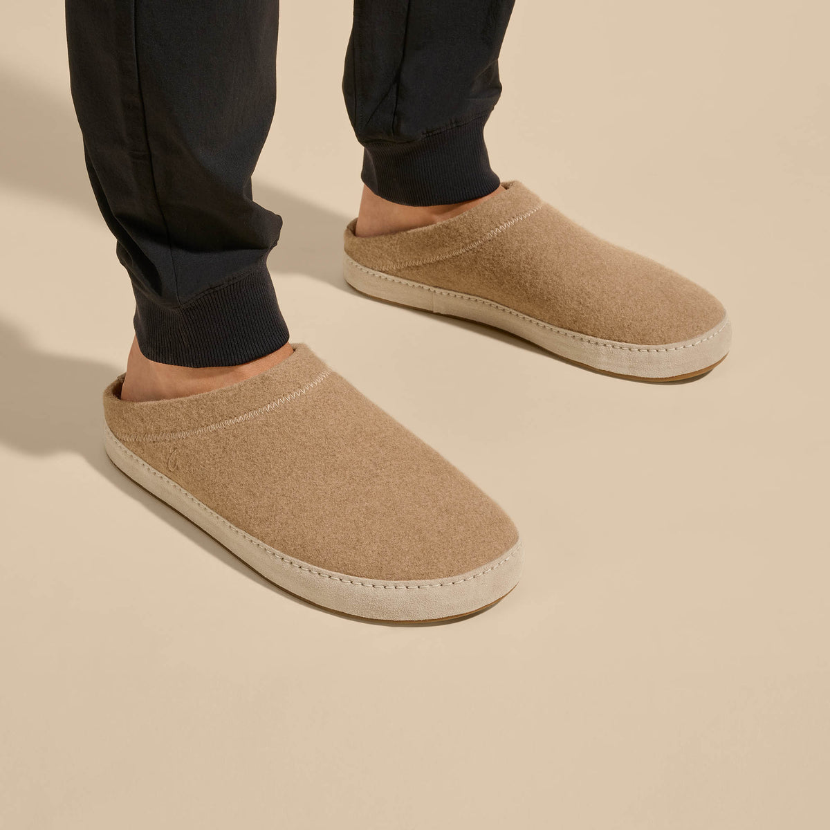 OluKai Quality - Hāmani Hulu Men’s Wool Mule Slippers - Oatmeal