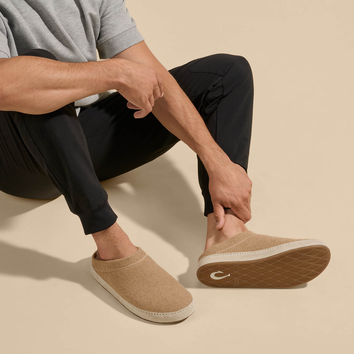 OluKai Quality - Hāmani Hulu Men’s Wool Mule Slippers - Oatmeal