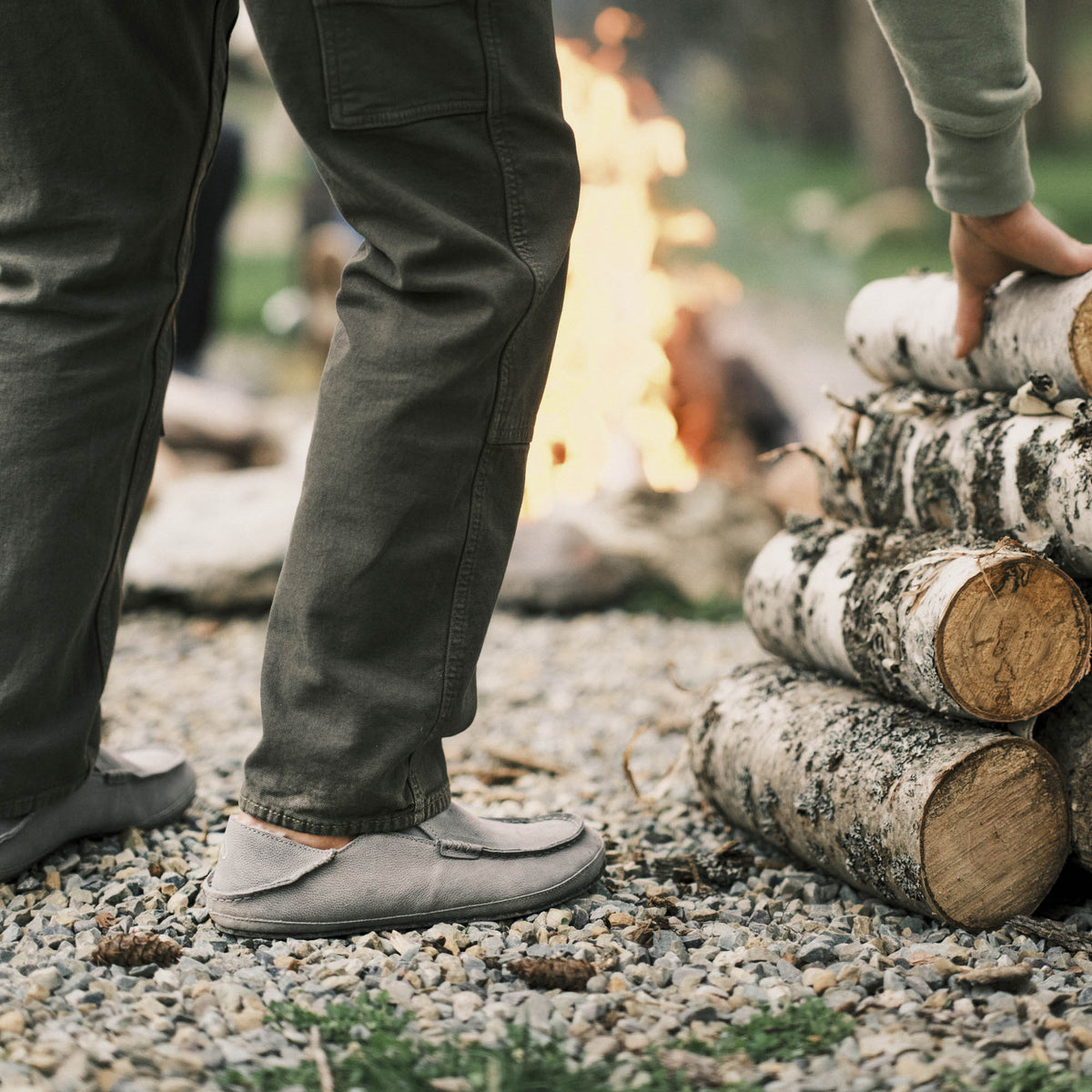 OluKai Essential - Moloā Men's Leather Slippers - Kona Coffee