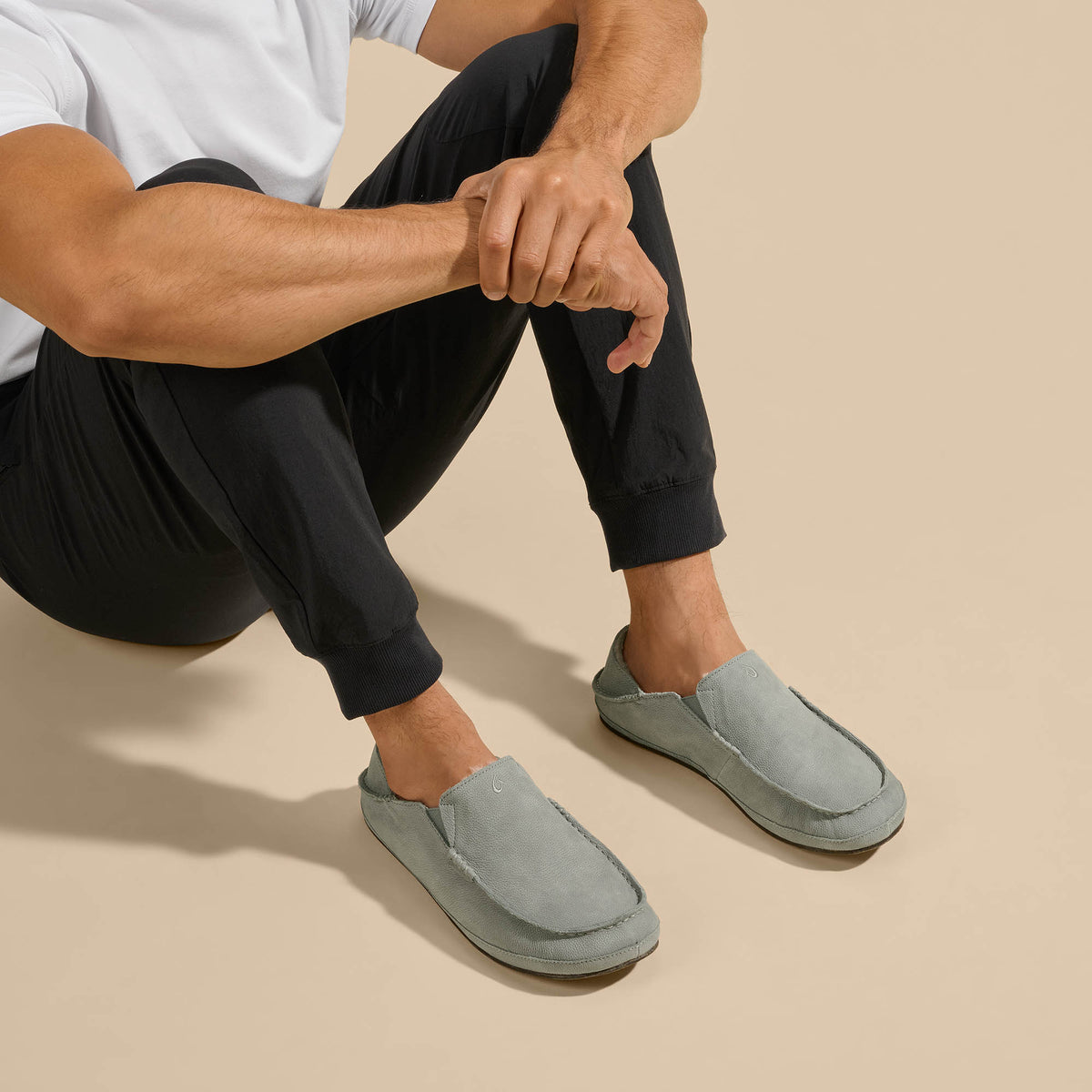 OluKai Essential - Moloā Men's Leather Slippers - Kona Coffee