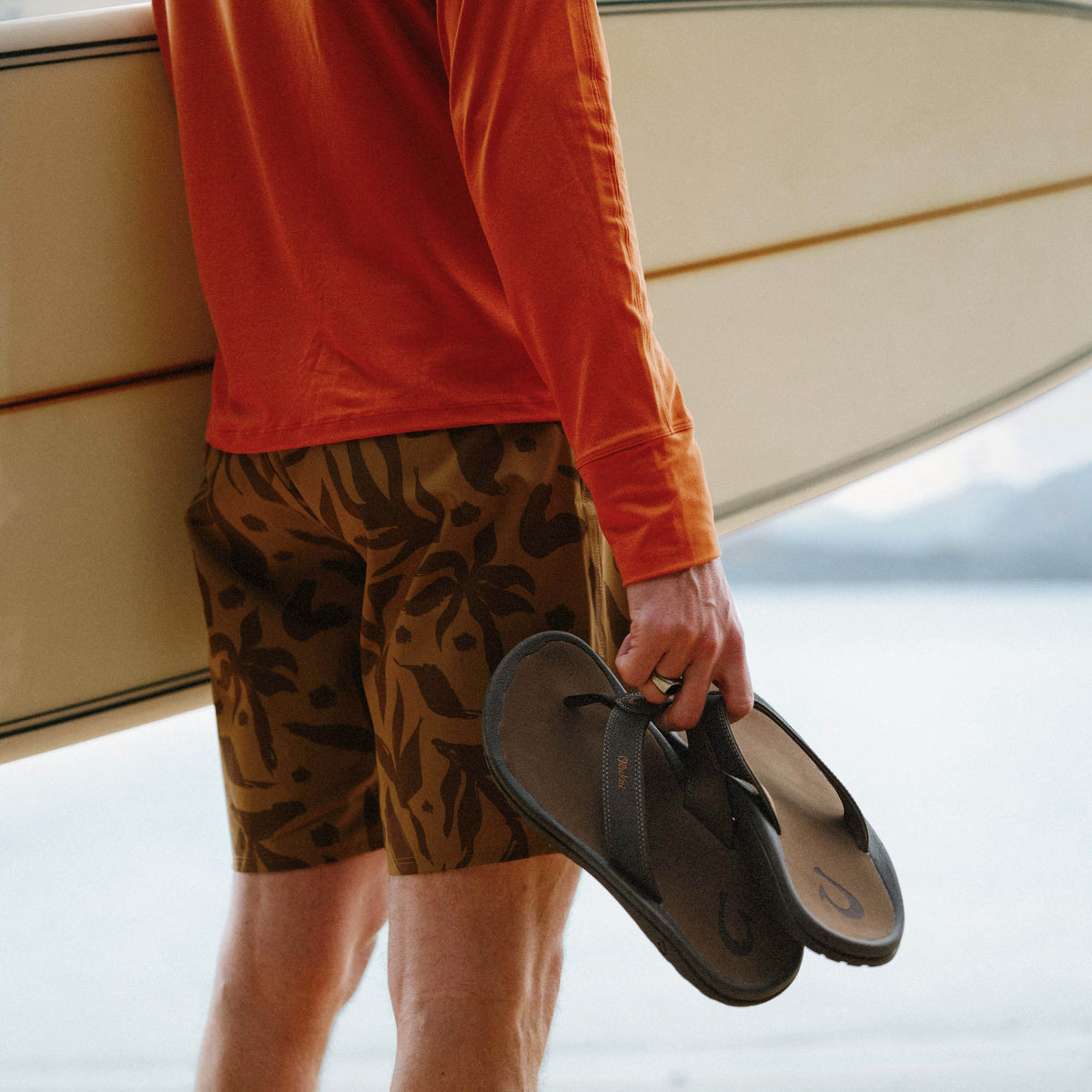 OluKai Essential - ‘Ohana Men's Beach Sandals - Dark Java / Ray