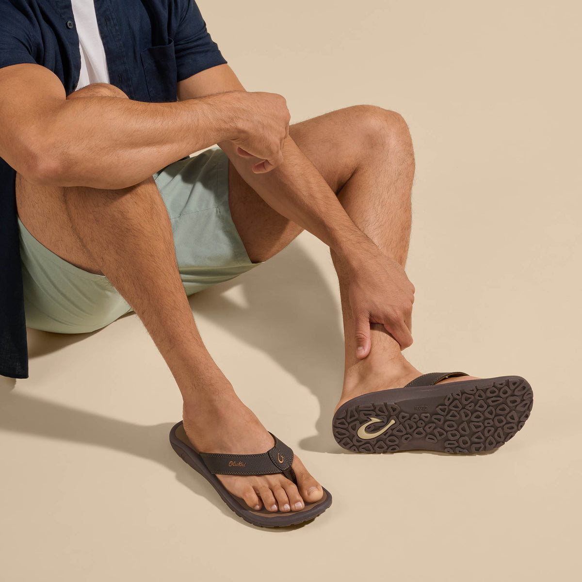 OluKai Essential - ‘Ohana Men's Beach Sandals - Dark Java / Ray