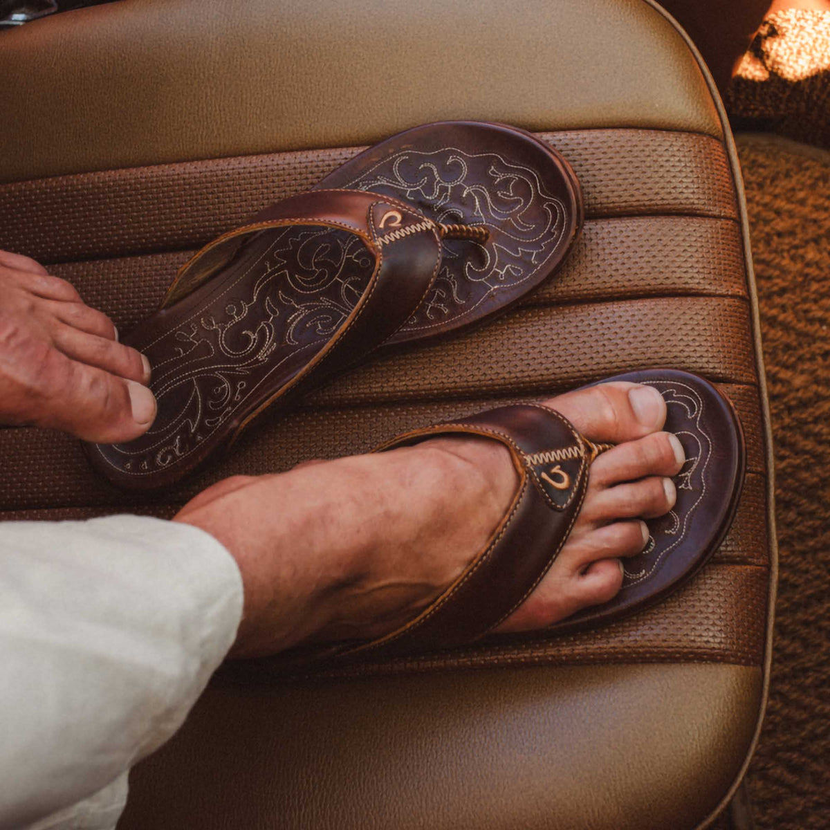 OluKai Quality - Mekila Men's Full-Grain Leather Beach Sandals - Natural