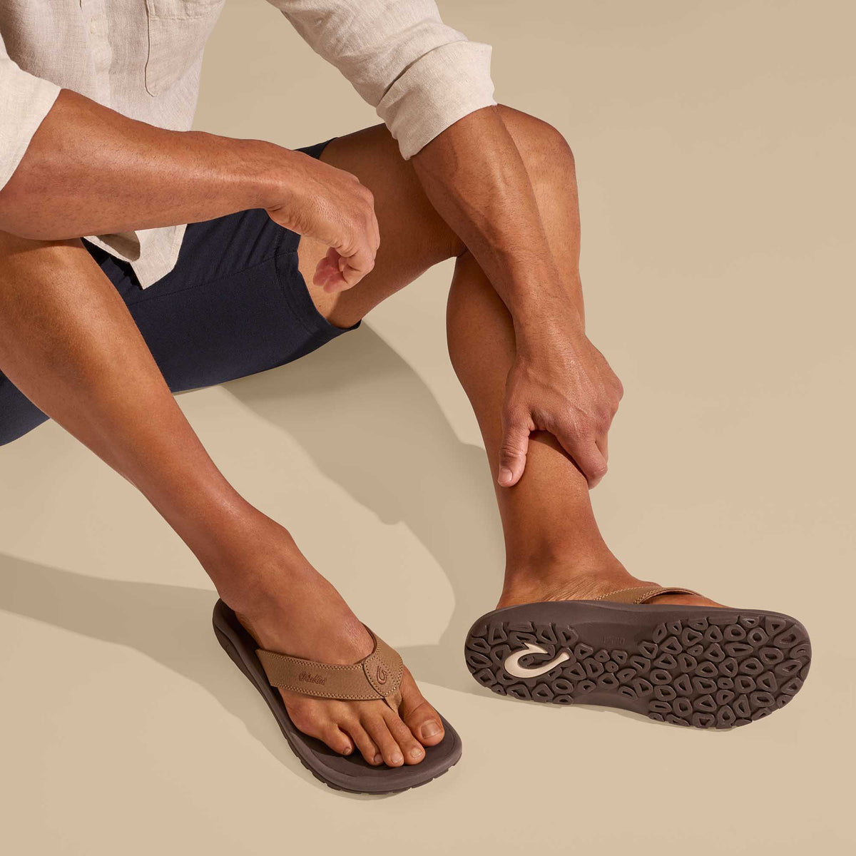 OluKai Latest - ‘Ohana Men's Best Selling Beach Sandals - Tan / Dark Java