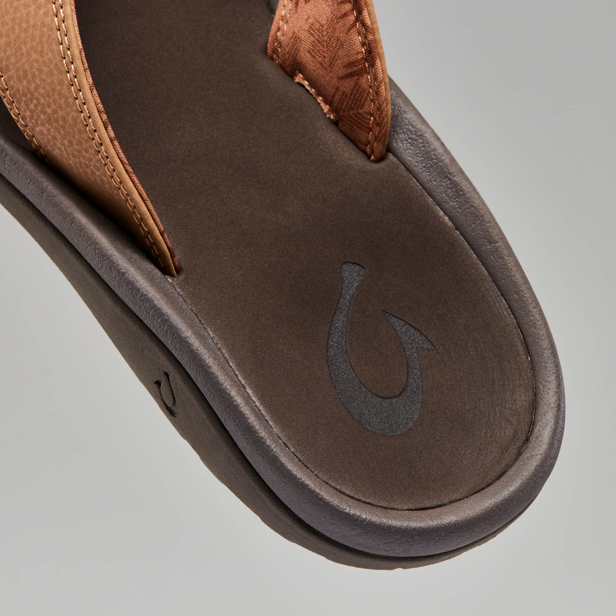 OluKai Latest - ‘Ohana Men's Best Selling Beach Sandals - Tan / Dark Java