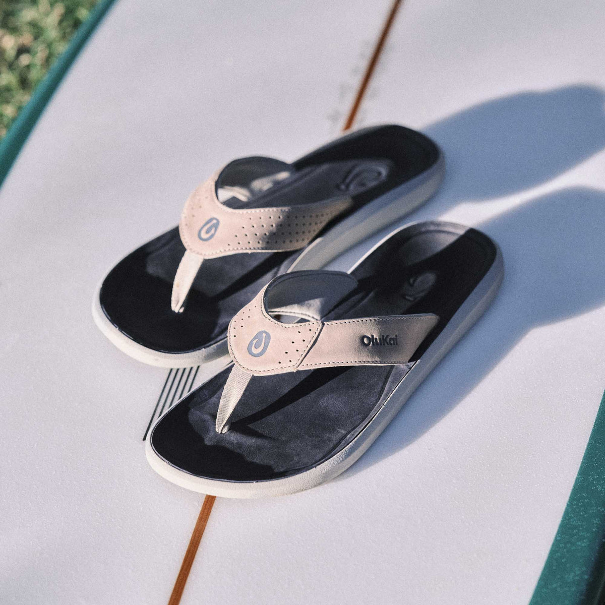 OluKai Value - Pili Men’s Waterproof Leather Sandals - Ash / Mood Indigo