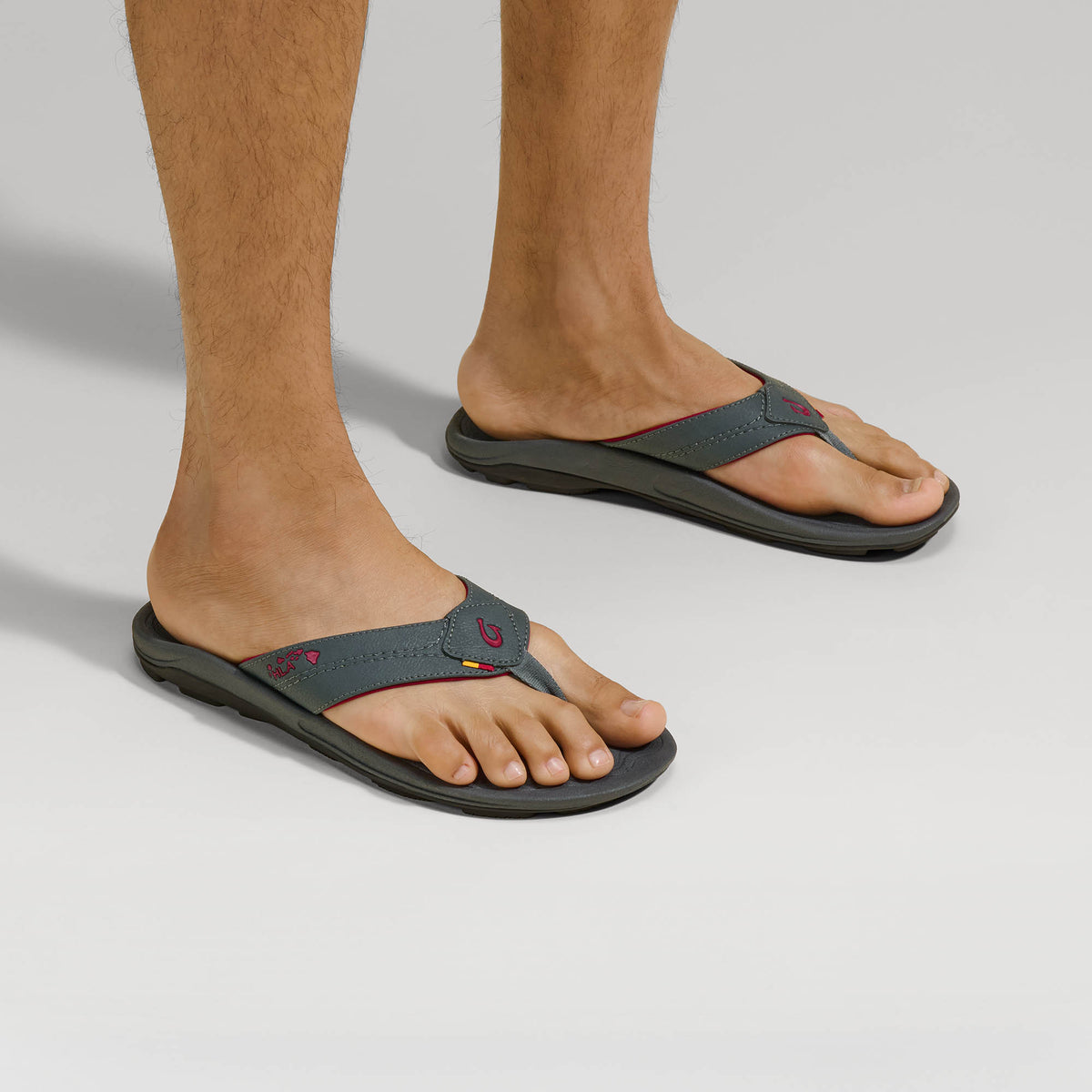OluKai Popular - Kīpī Men’s Comfortable Beach Sandals - Dark Shadow