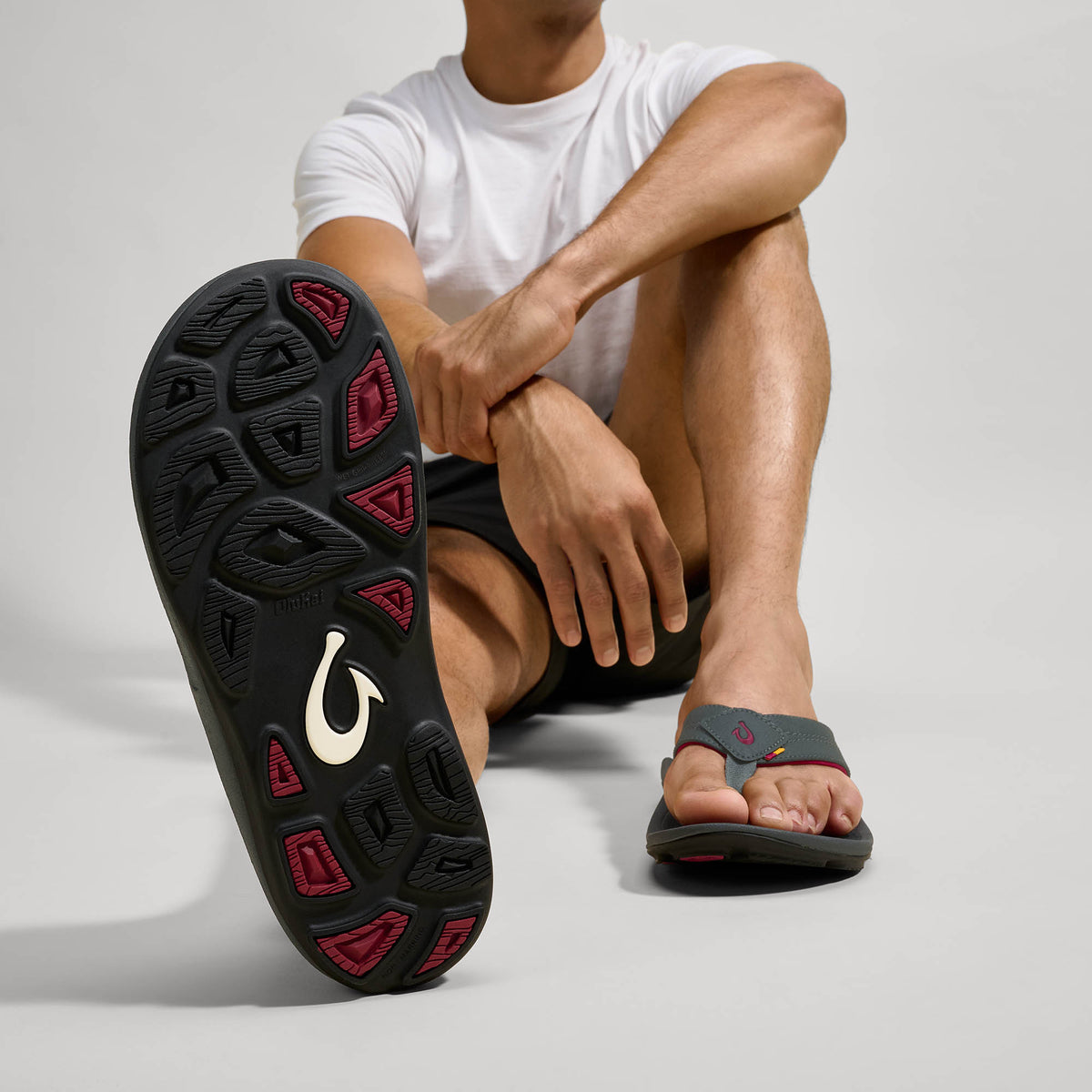 OluKai Popular - Kīpī Men’s Comfortable Beach Sandals - Dark Shadow