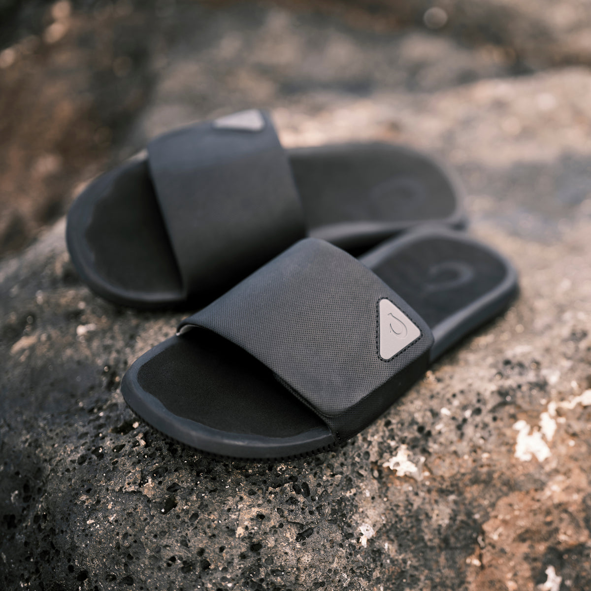 OluKai New - Ulele Slide - Lava Rock / Lava Rock