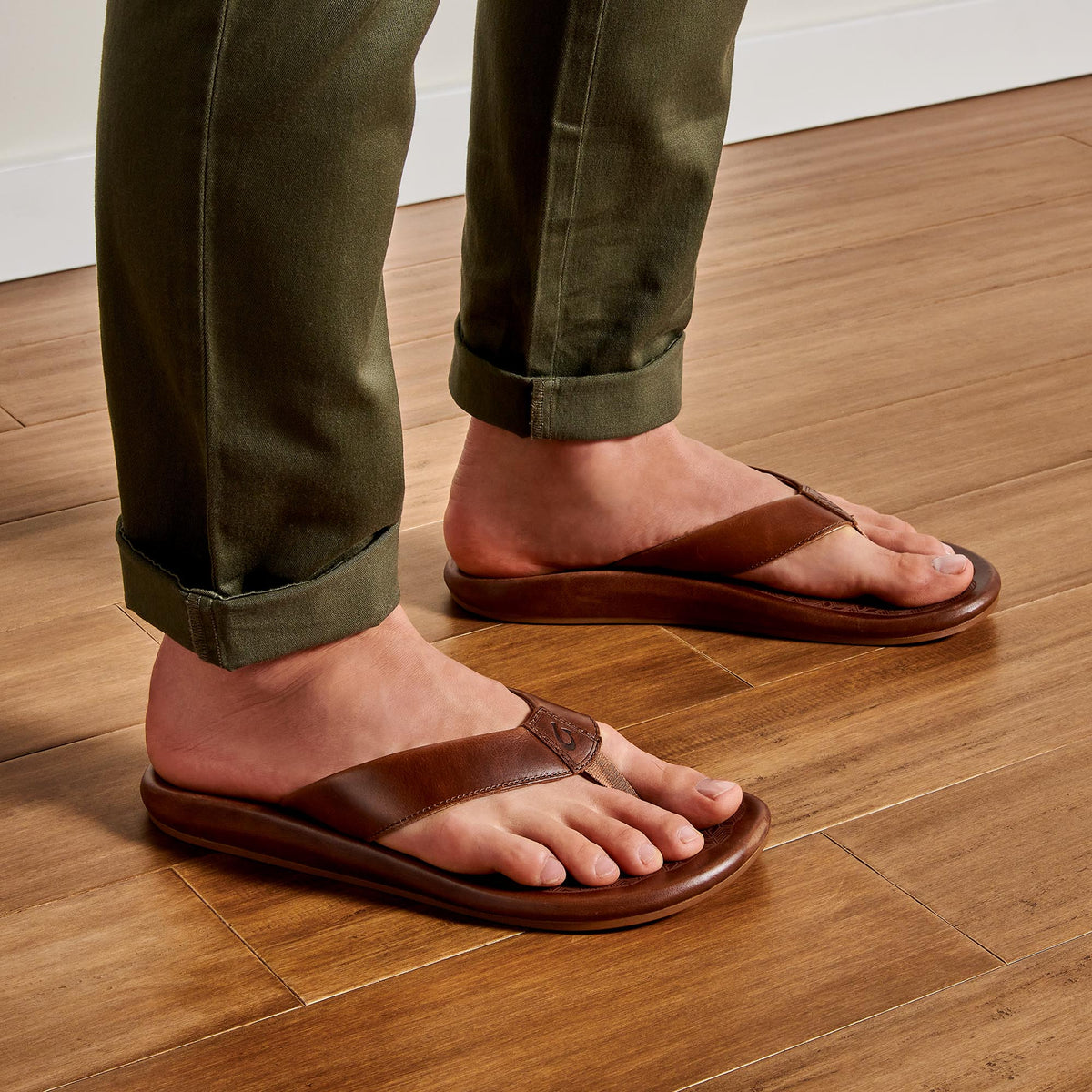 OluKai Latest - ‘Ilikai Men‘s Leather Sandals - Toffee