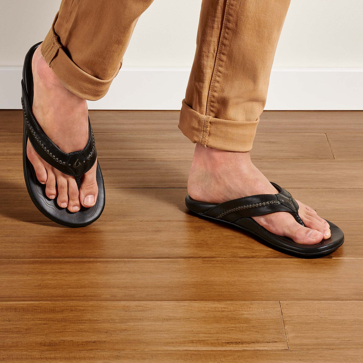 OluKai Classic - OluKai Mea Ola - Black | Men's Leather Beach Sandals