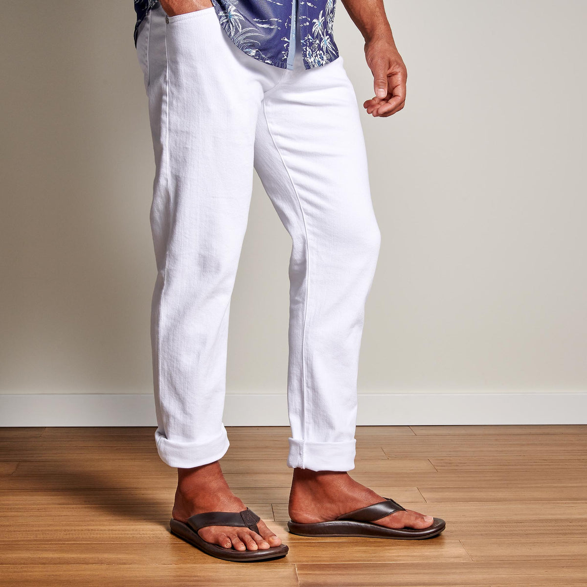 OluKai Essential - ‘Ilikai Men‘s Leather Beach Sandals - Dark Wood