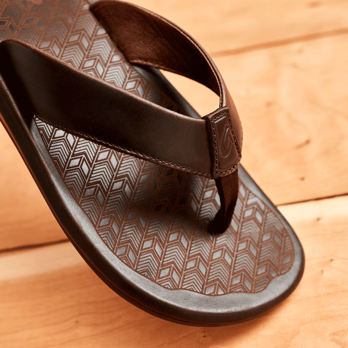 OluKai Essential - ‘Ilikai Men‘s Leather Beach Sandals - Dark Wood