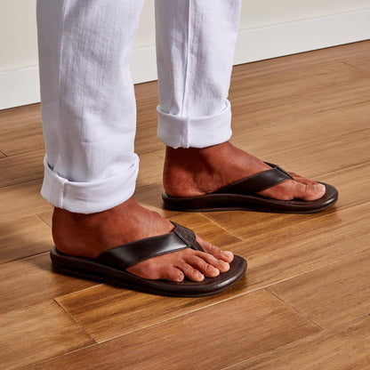 OluKai Essential - ‘Ilikai Men‘s Leather Beach Sandals - Dark Wood