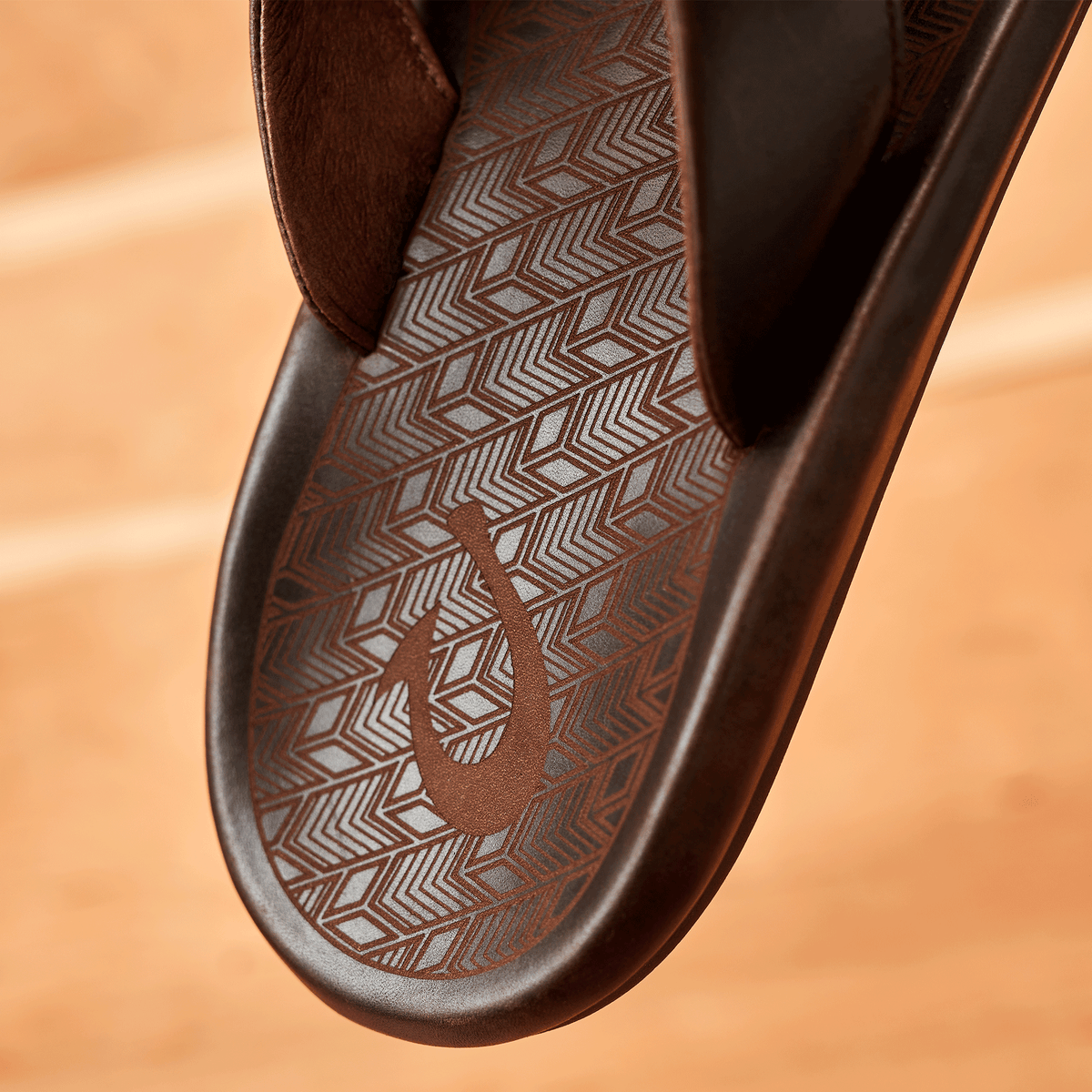 OluKai Essential - ‘Ilikai Men‘s Leather Beach Sandals - Dark Wood