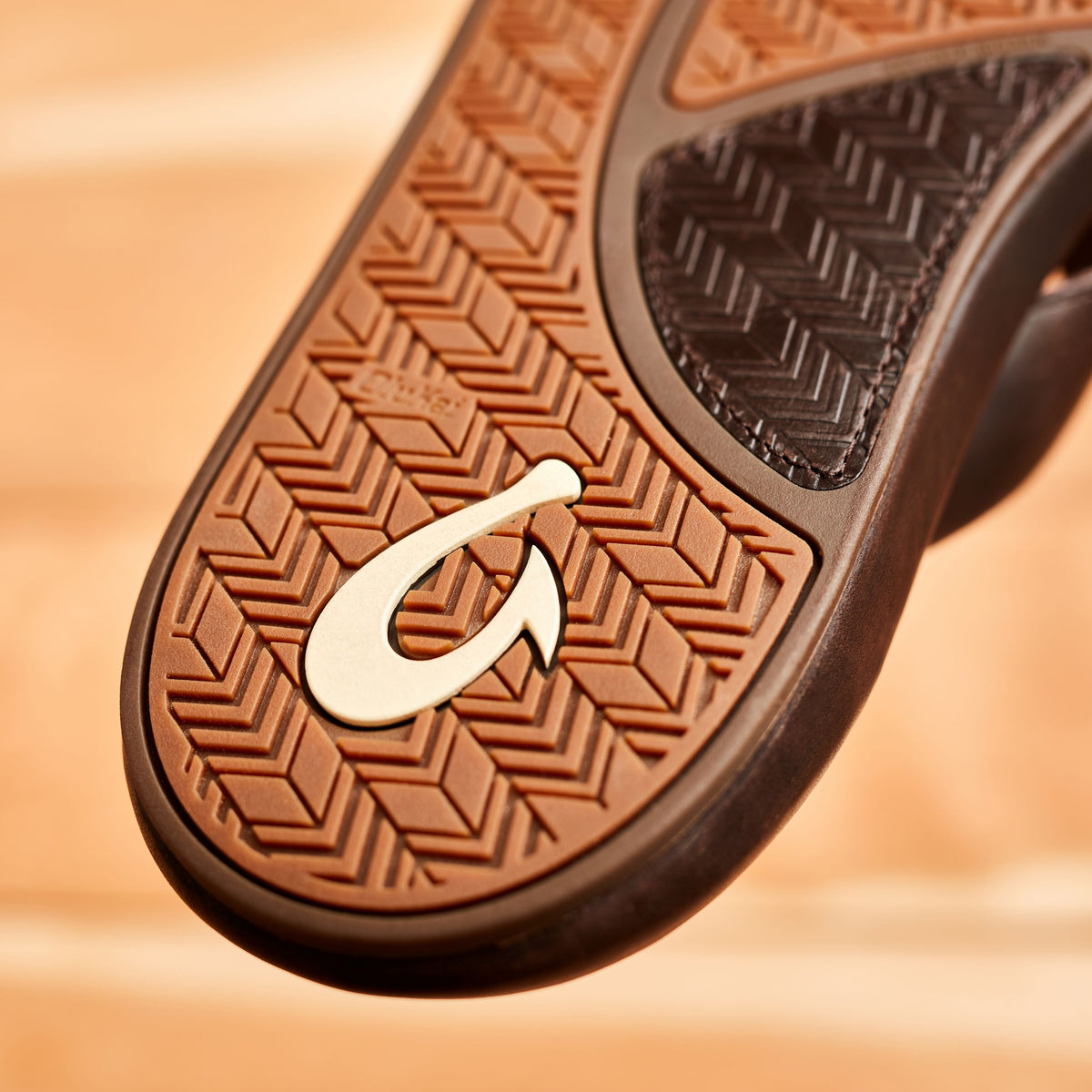 OluKai Essential - ‘Ilikai Men‘s Leather Beach Sandals - Dark Wood