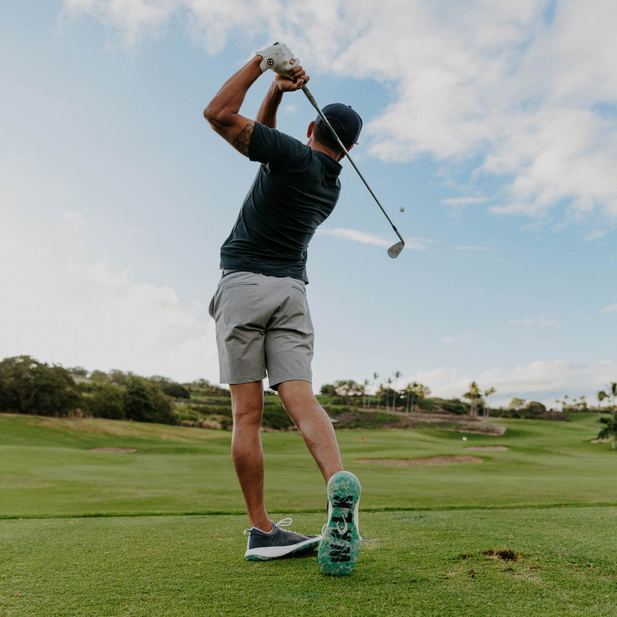 OluKai Trending - Mākena Men’s Waterproof Golf Shoes - Mood Indigo