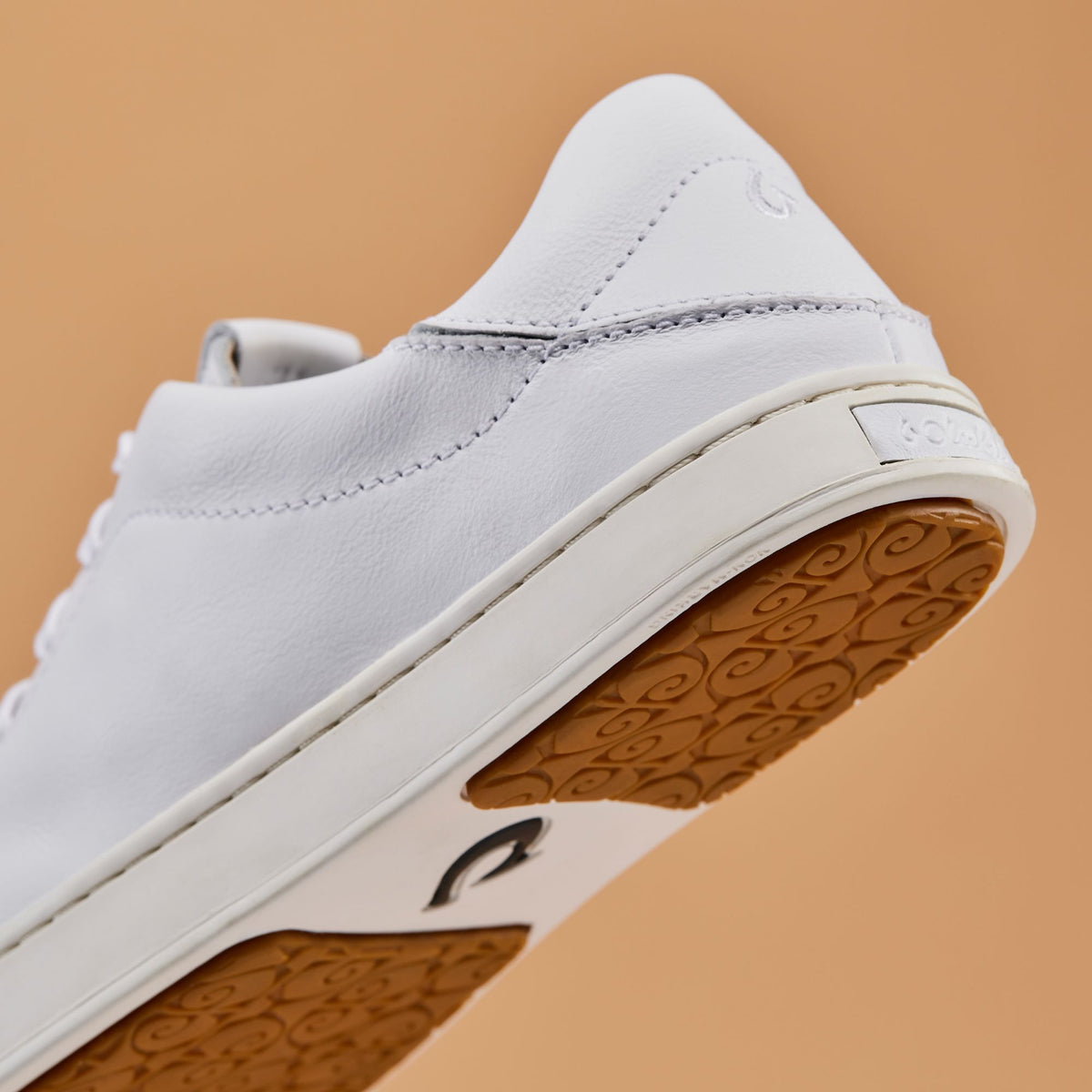 OluKai Trending - Pehuea Lī ‘Ili Women's Leather Sneakers - White