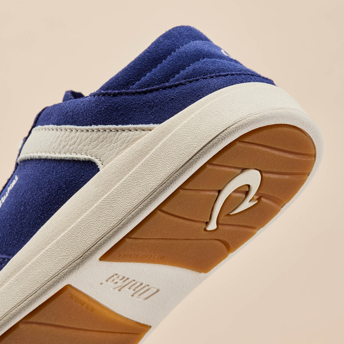 OluKai Exclusive - Hā‘upu Women’s Leather Sneakers - Navy / Off White