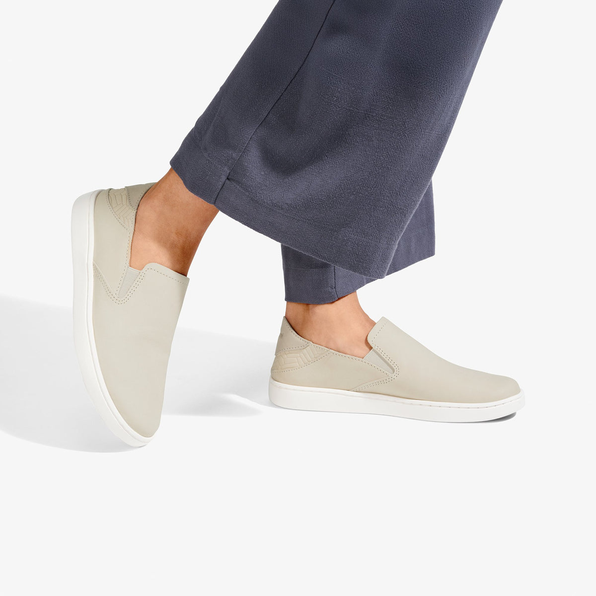 OluKai Exclusive - Pehuea Leather - Tapa / Ecru