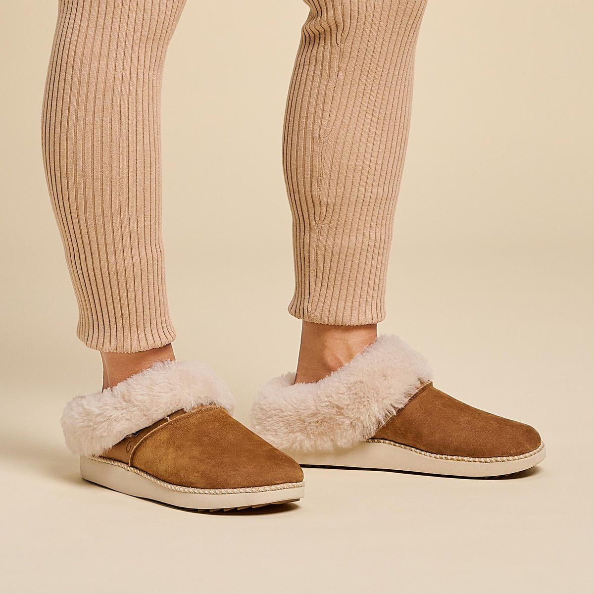 OluKai Best Price - Ku‘i Women‘s Slip-On Slippers - Tan / Bone