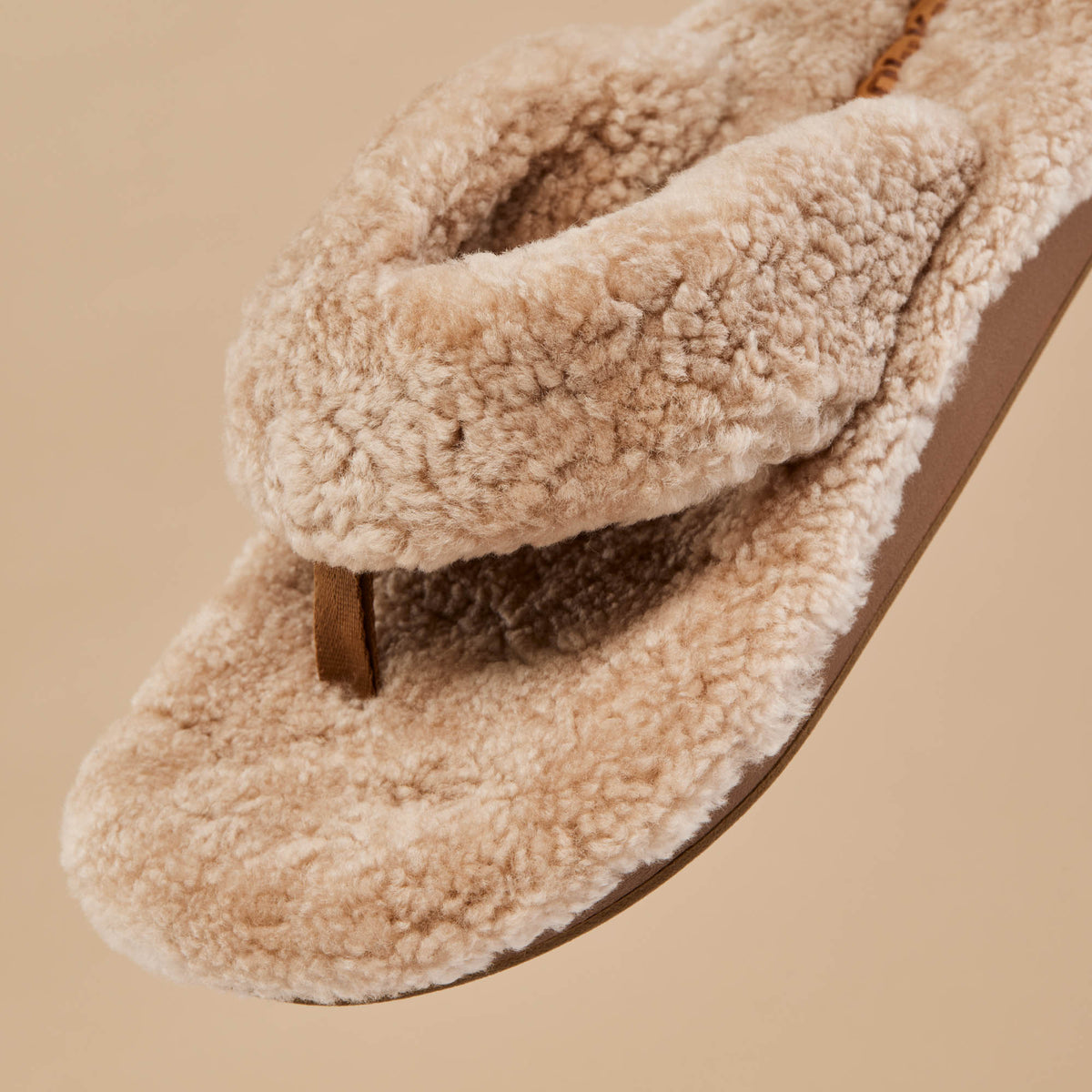 OluKai Sale - Kīpe'a Heu Women‘s Flip Flop Slippers - Tan