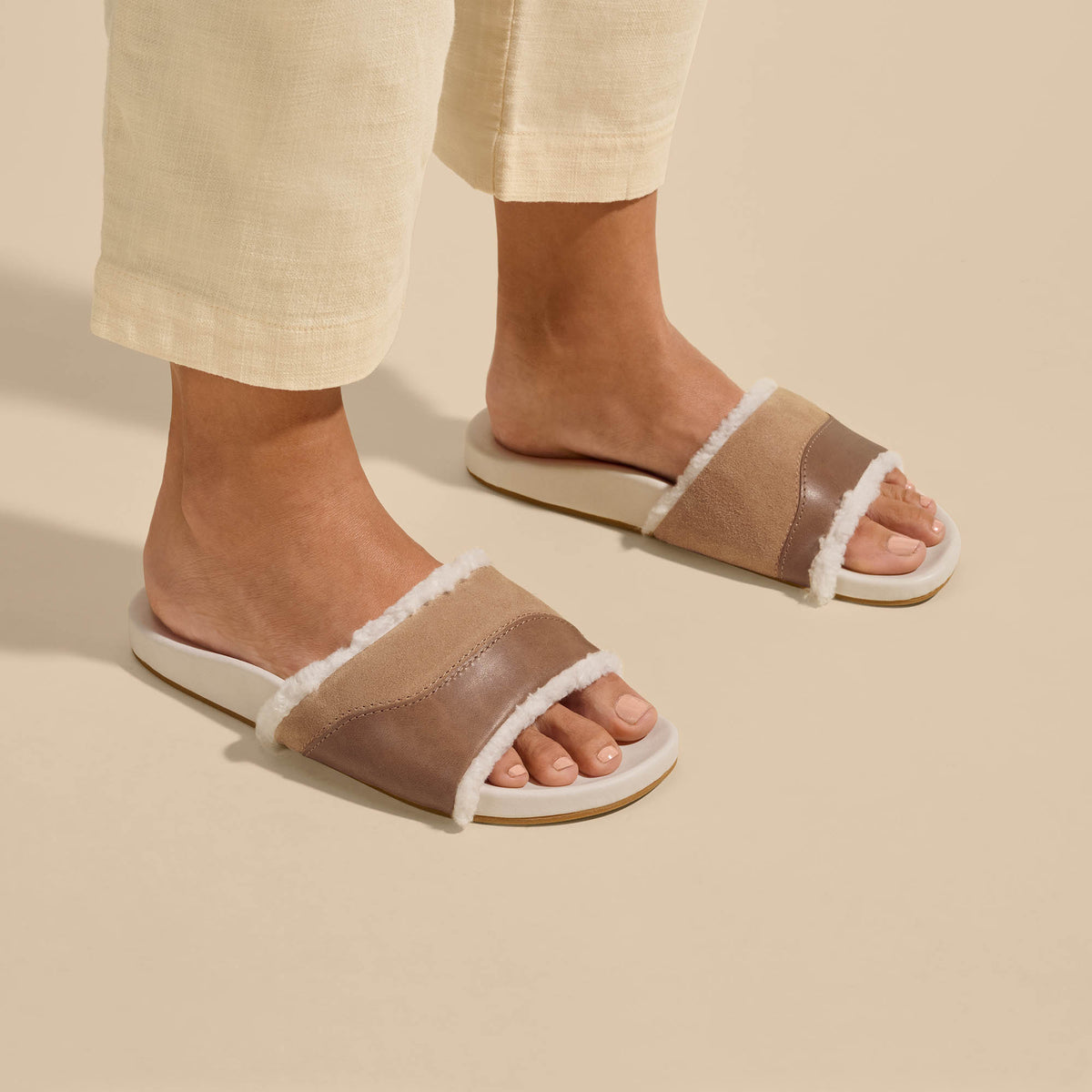 OluKai Great Value - Hō‘ala Slide Women’s Slide Slipper Sandals - Tan / Puka