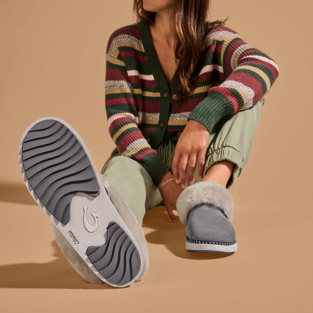 OluKai Discount - Ku‘i Women’s Fuzzy Slip-On Slippers - Fog