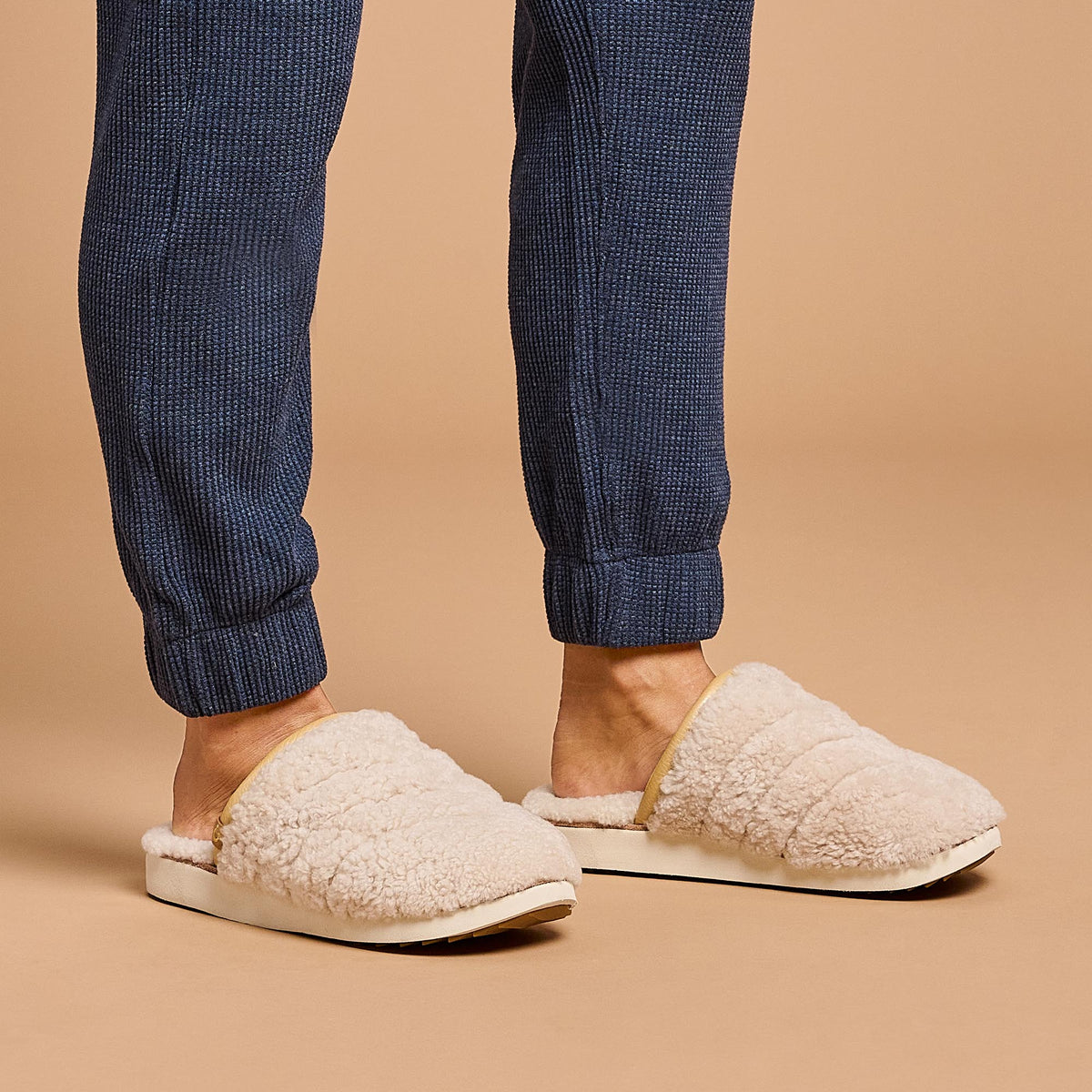 OluKai Exclusive - Pūpū Mua Women’s Shearling Mule Slipper - Tapa