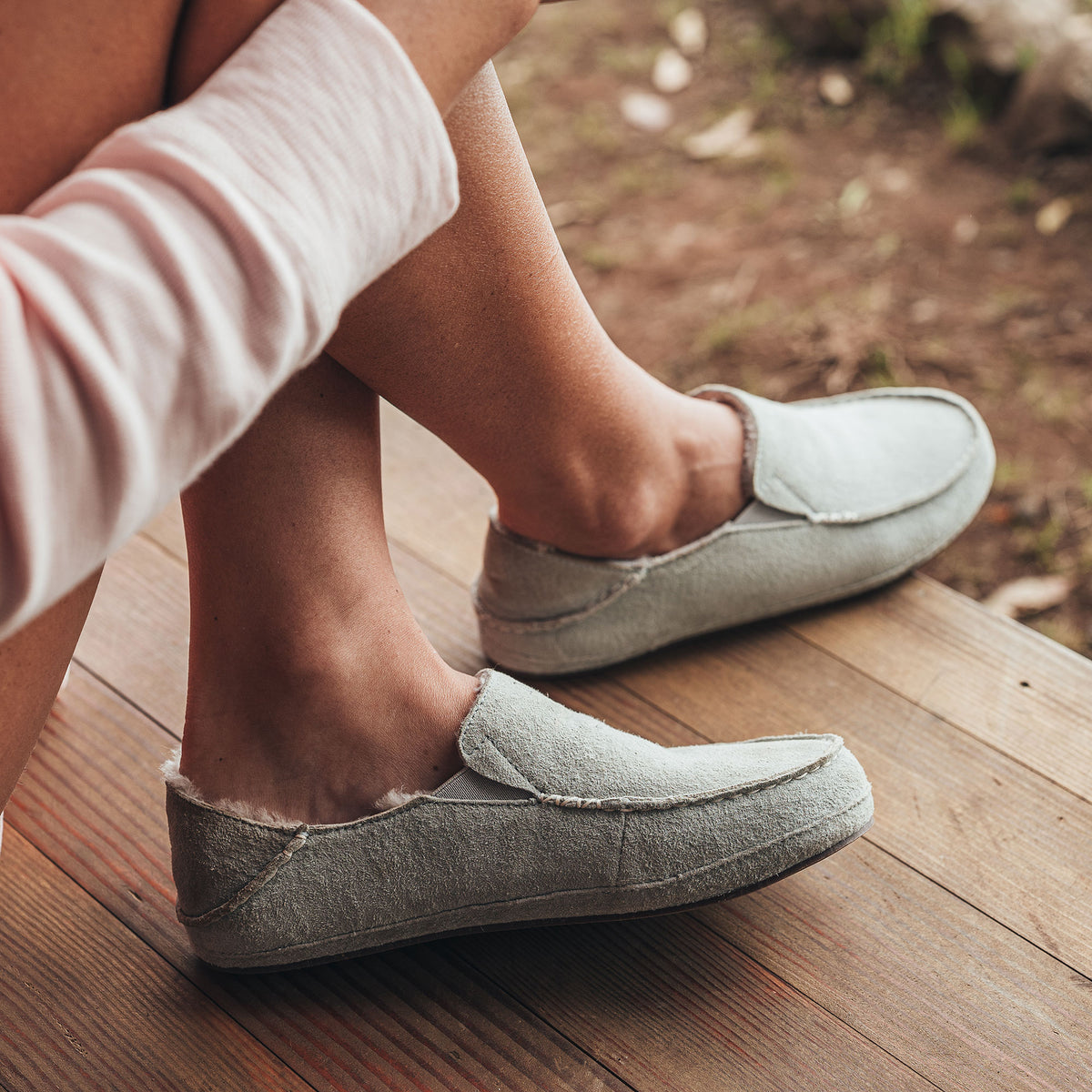 OluKai Essential - Nohea Women's Leather Slippers - Pale Grey