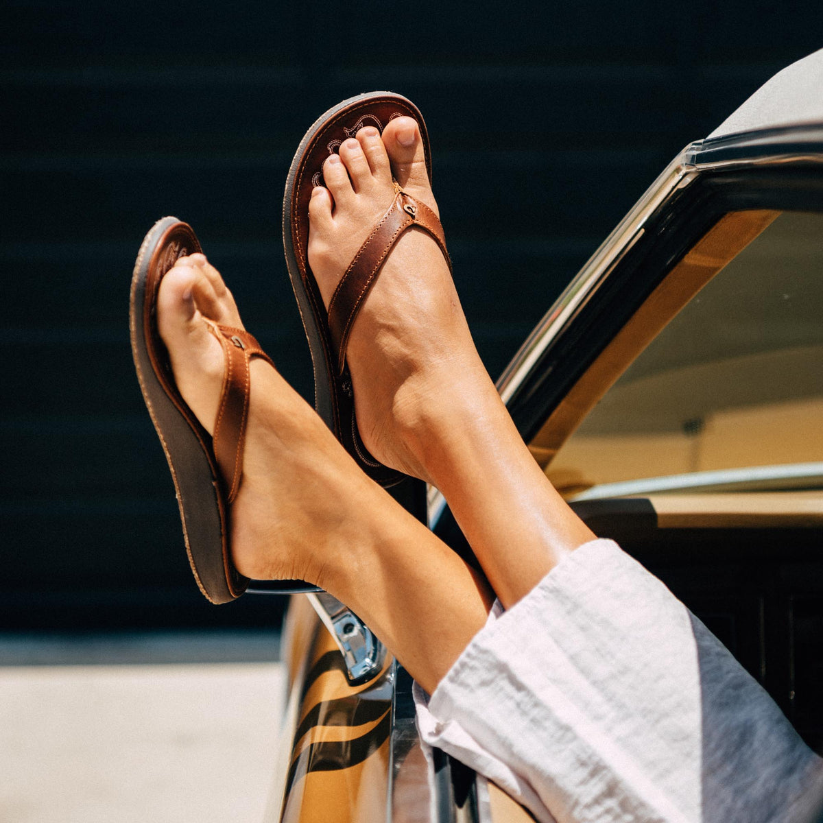 OluKai Top Pick - Paniolo Women’s Leather Beach Flip Flops - Natural