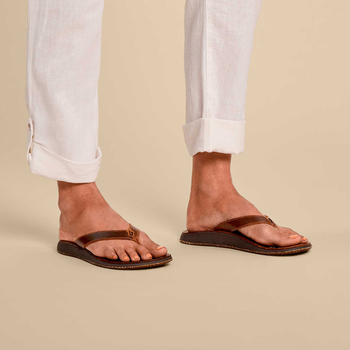 OluKai Top Pick - Paniolo Women’s Leather Beach Flip Flops - Natural