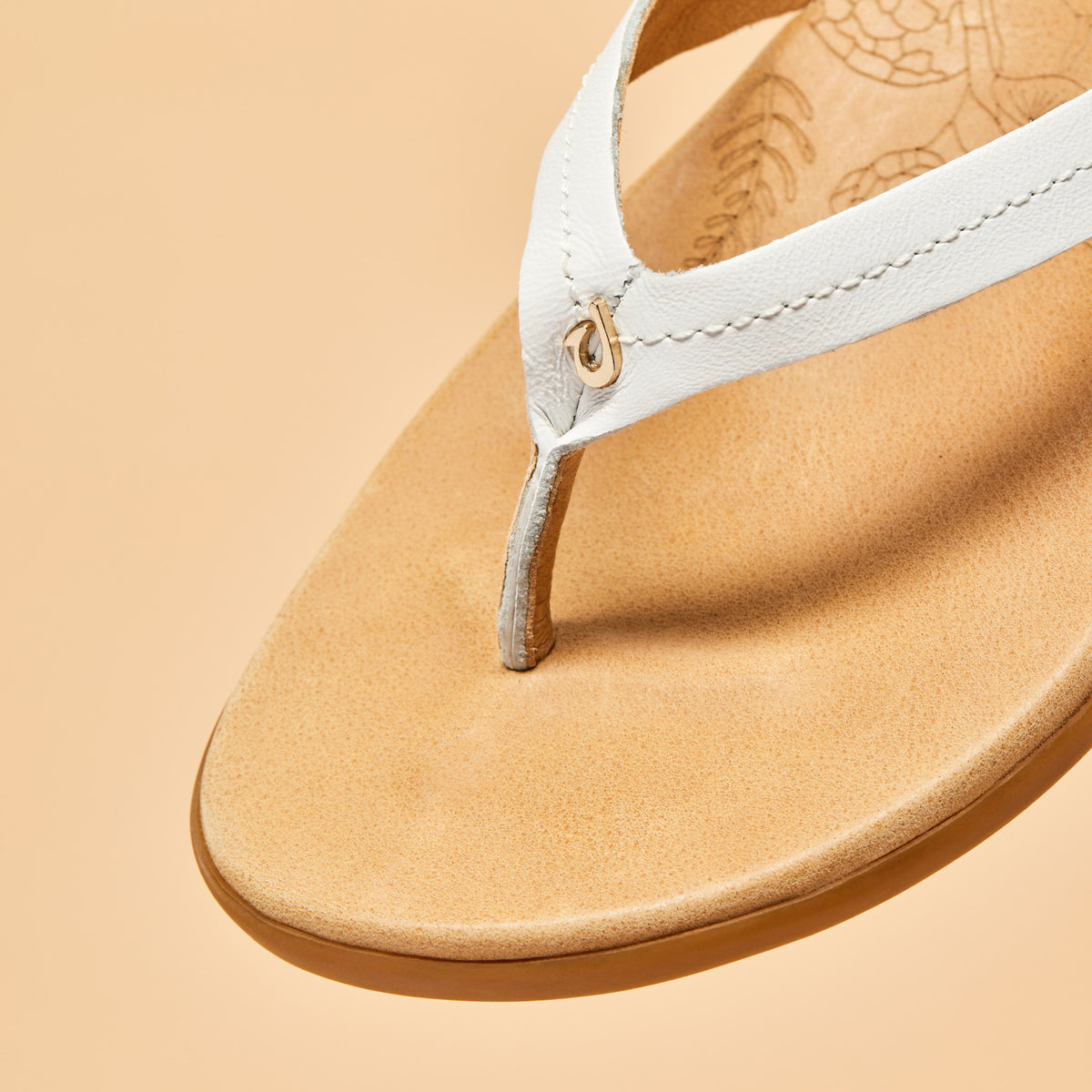 OluKai New - Honu Women’s Leather Sandals - Bright White / Golden Sand