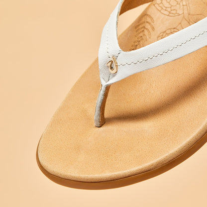 OluKai New - Honu Women’s Leather Sandals - Bright White / Golden Sand