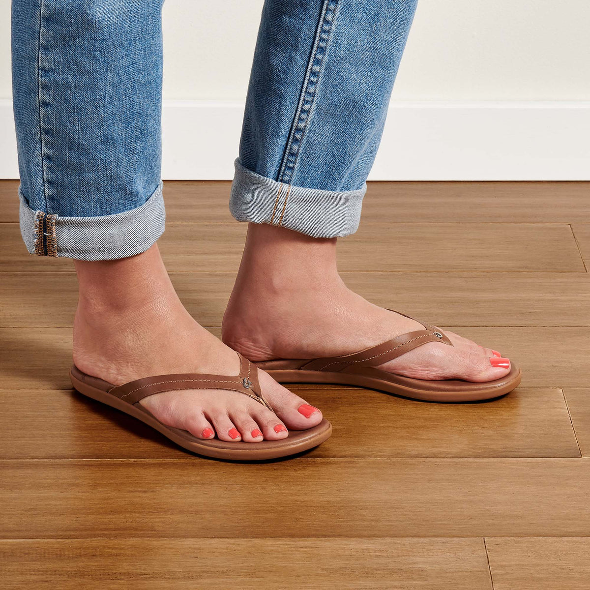 OluKai Quality - Honu Women’s Leather Beach Sandals - Tan