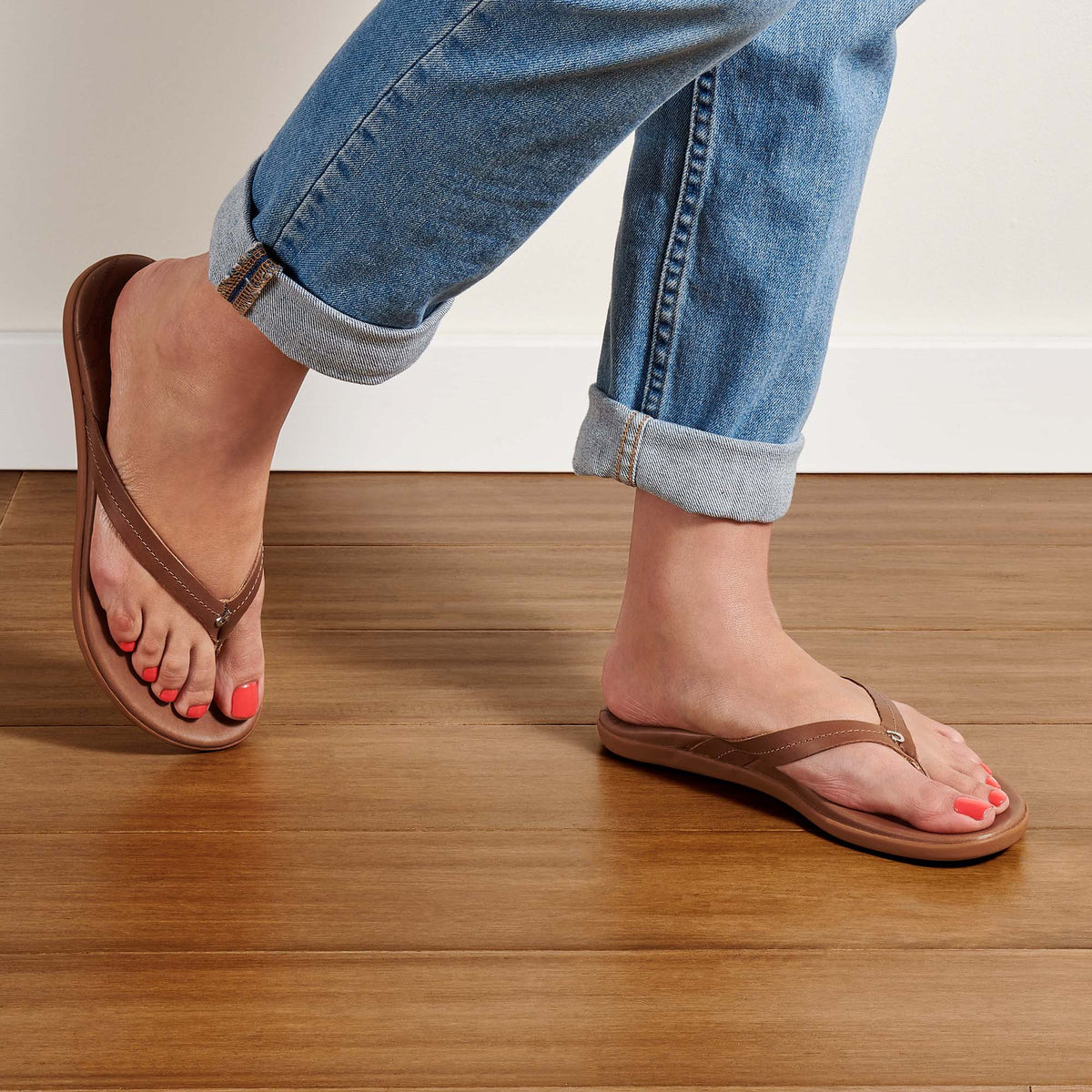 OluKai Quality - Honu Women’s Leather Beach Sandals - Tan