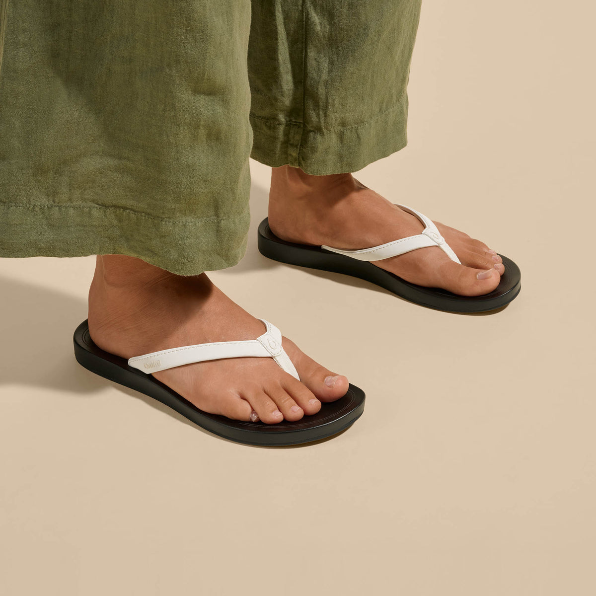 OluKai Special Offer - ‘Uiki Women’s Everyday Beach Sandals - Bright White / Lava Rock
