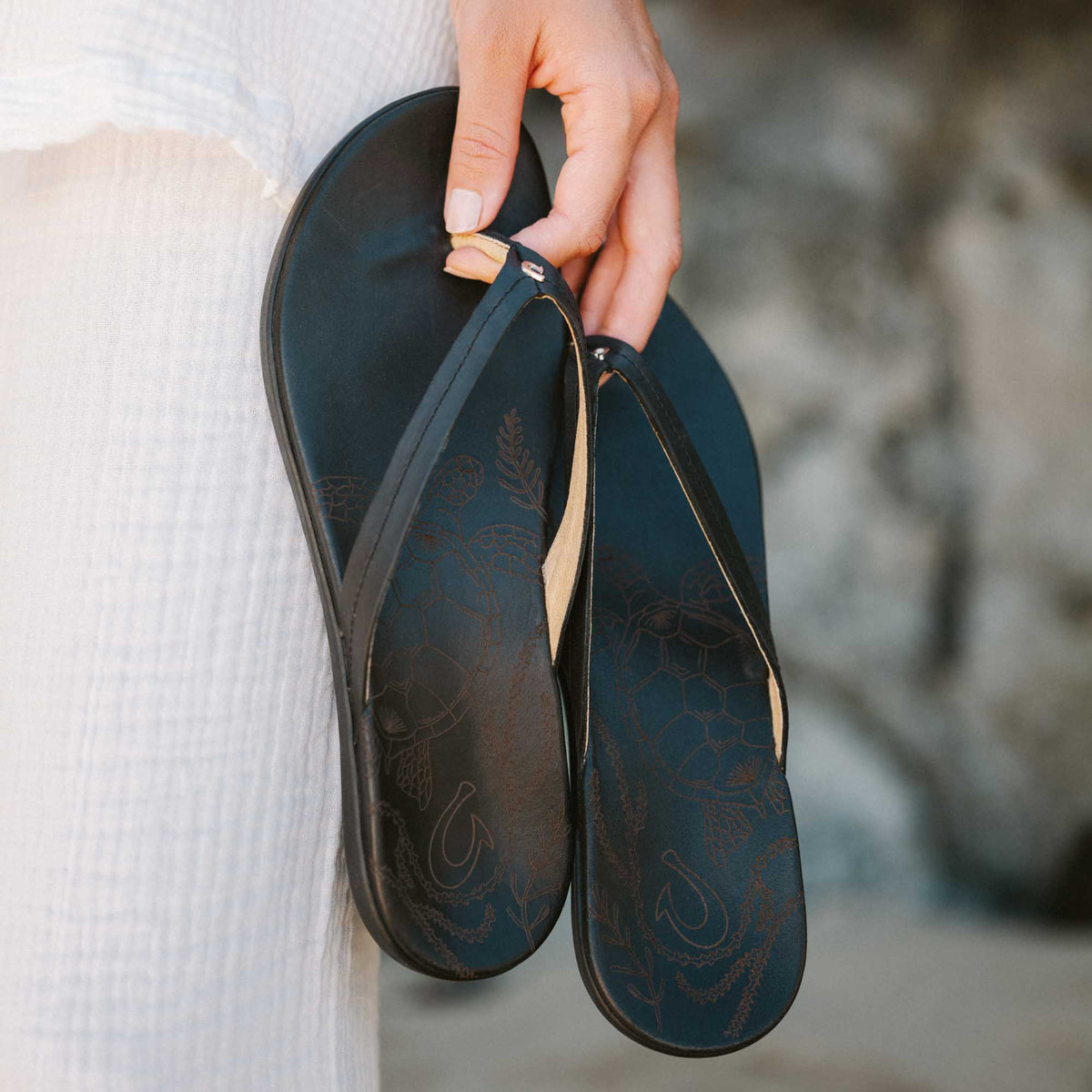 OluKai Value - Honu Women’s Leather Beach Sandals - Black