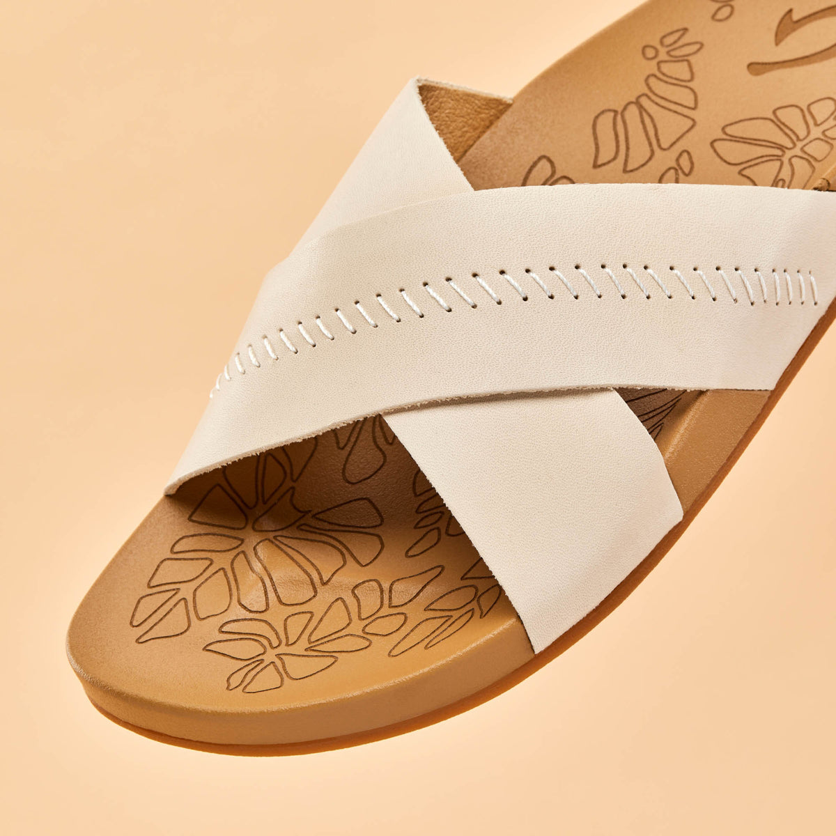 OluKai Essential - Kipe‘a ‘Olu Women‘s Slide Sandals - Puka / Tan