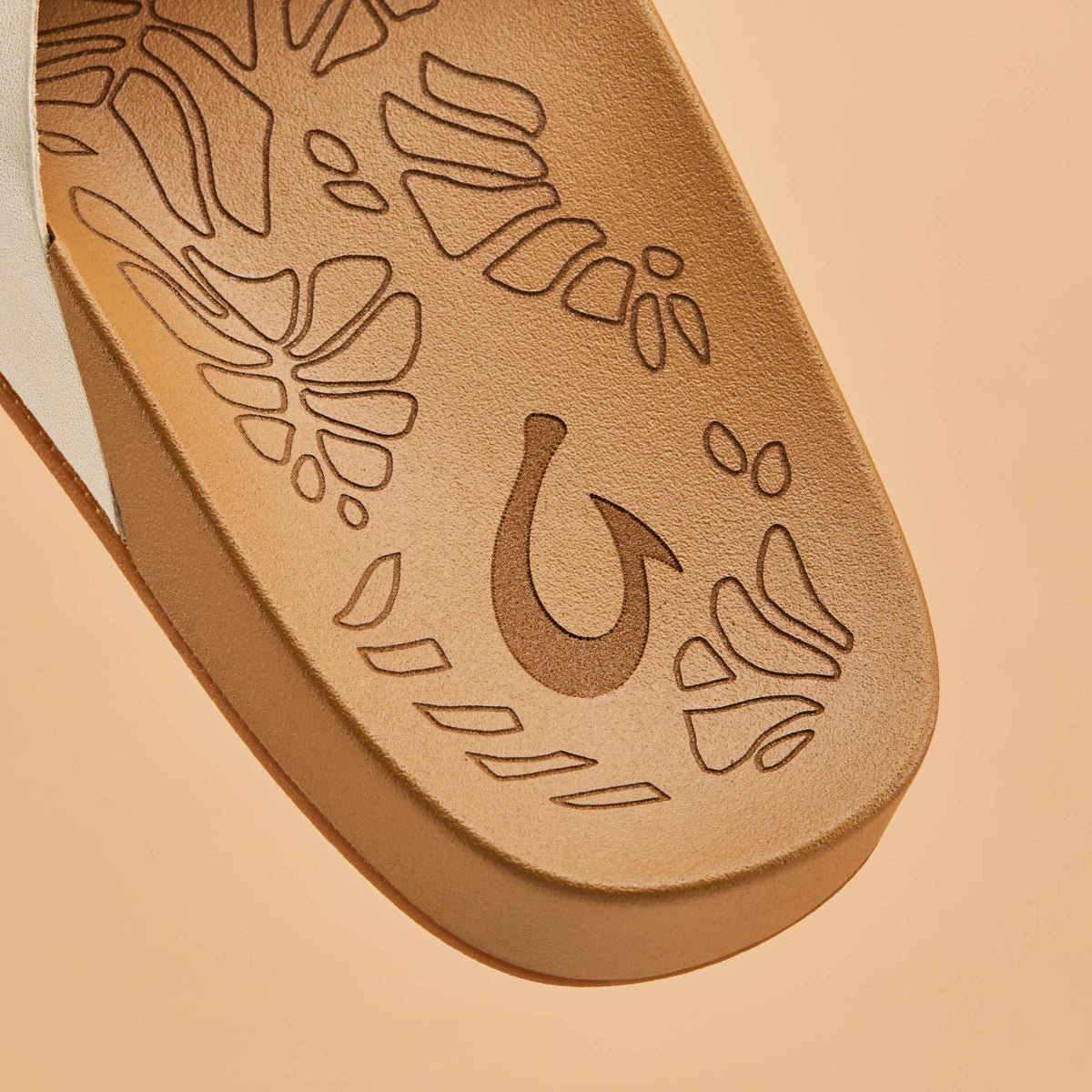 OluKai Essential - Kipe‘a ‘Olu Women‘s Slide Sandals - Puka / Tan