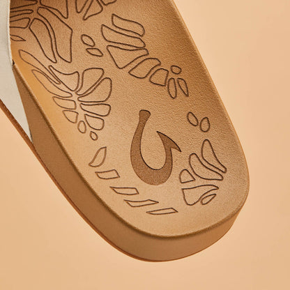 OluKai Essential - Kipe‘a ‘Olu Women‘s Slide Sandals - Puka / Tan
