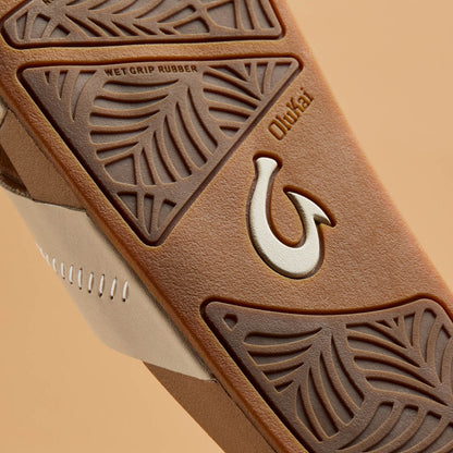 OluKai Essential - Kipe‘a ‘Olu Women‘s Slide Sandals - Puka / Tan