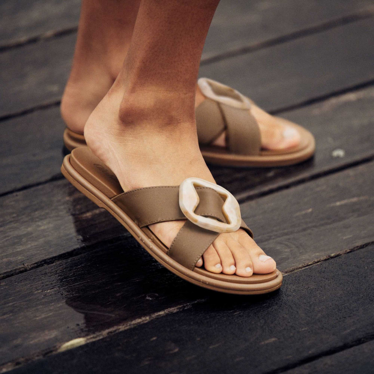 OluKai Latest - La‘i Slide Women’s Slide Beach Sandals - Tan