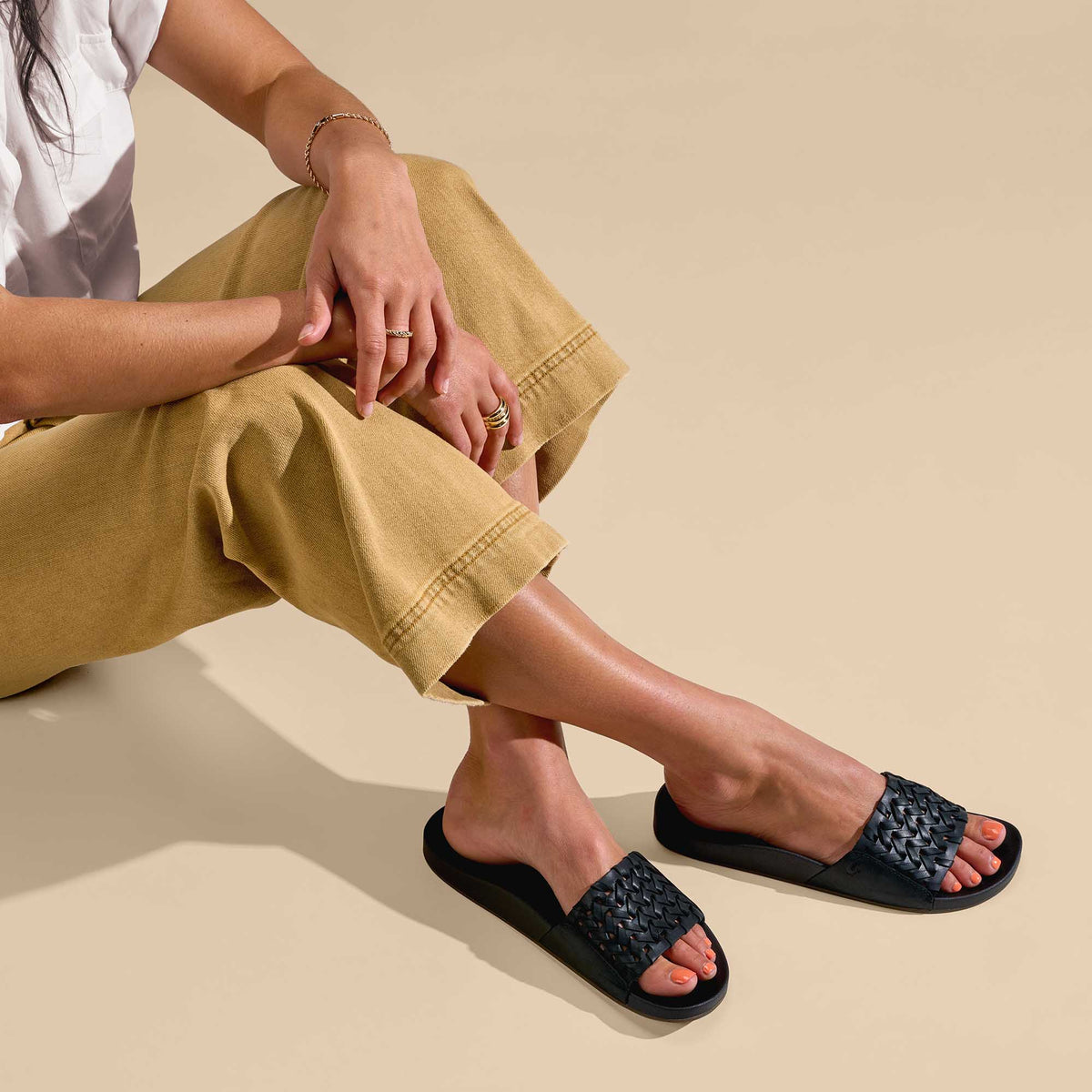 OluKai Value - Kāmola Women’s Leather Slide Sandals - Black
