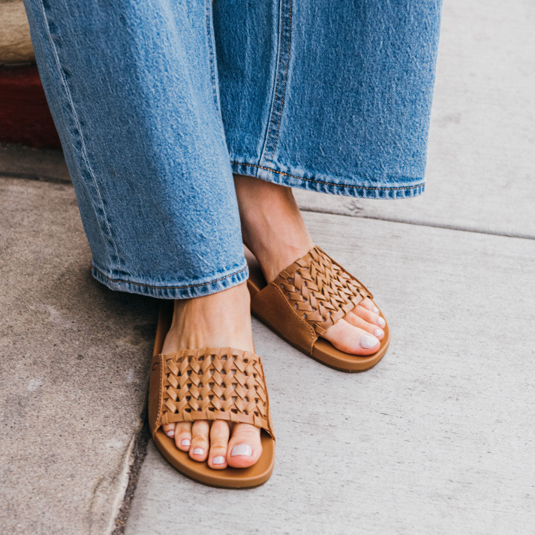 OluKai Sale - Kāmola Women’s Leather Slide Sandals - Tan